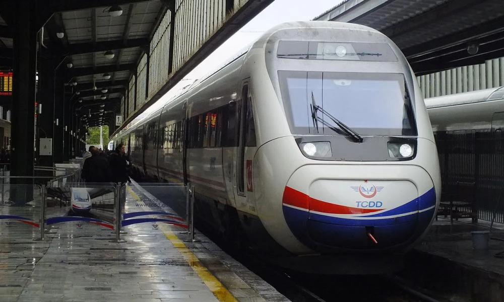 Ήθελε σέλφι κοντά στις ράγες... και την χτύπησε διερχόμενο τρένο! (Βίντεο)